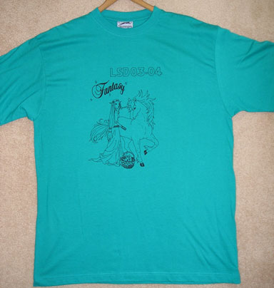 En van Silver Togetics Fantasy tekeningen is zelfs op een t-shirt gedrukt voor een schoolfeest!